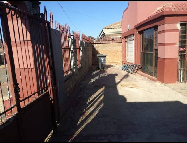 3 BEDROOM HOUSE FOR SALE IN TOEKOMSRUS